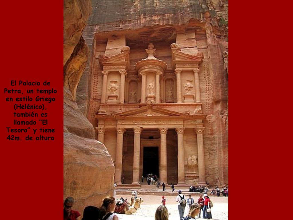 El Palacio de Petra, un templo en estilo Griego (Helénico), también es