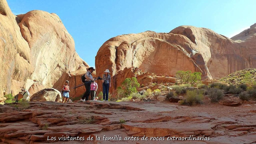 Los visitantes de la familia antes de rocas extraordinarias