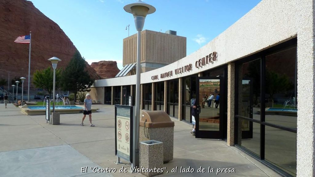 El Centro de Visitantes , al lado de la presa