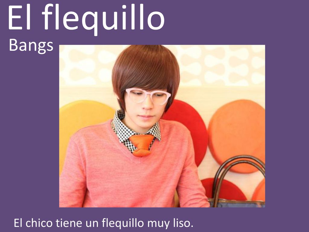 El flequillo Bangs El chico tiene un flequillo muy liso.