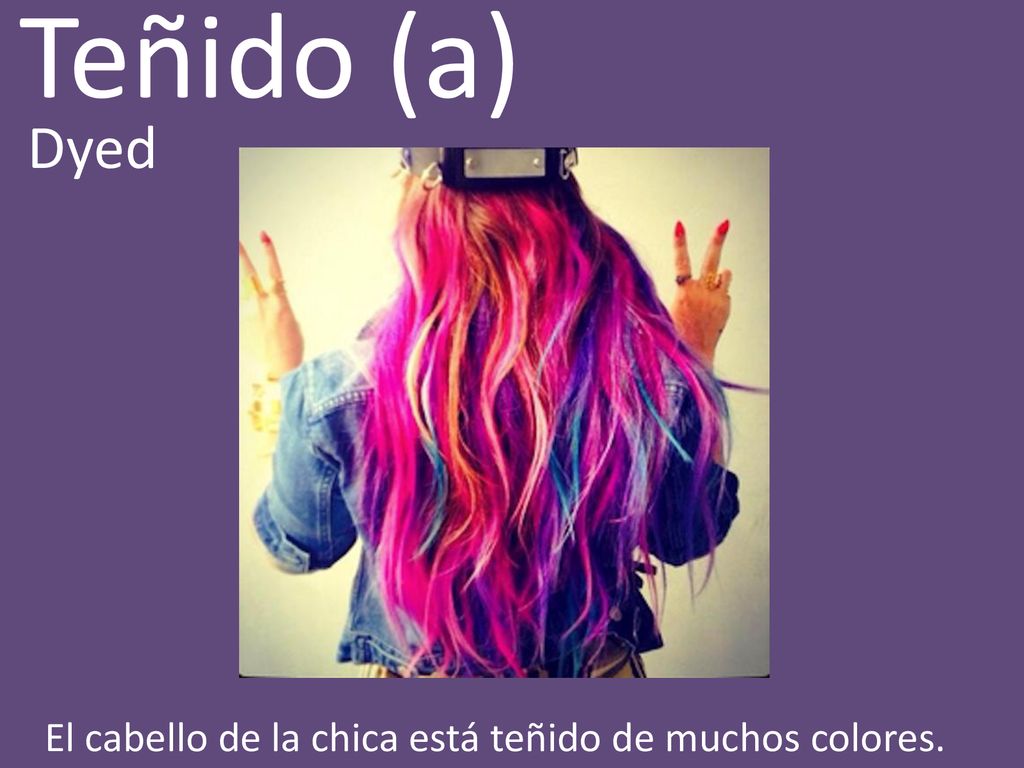 Teñido (a) Dyed El cabello de la chica está teñido de muchos colores.
