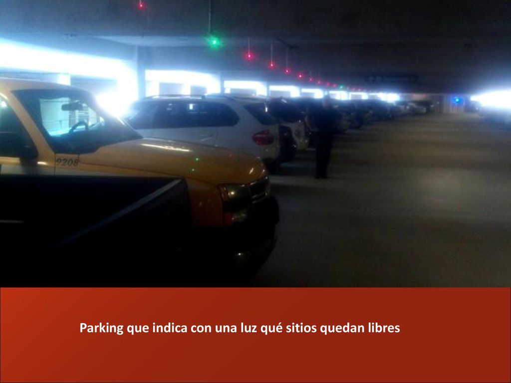 Parking que indica con una luz qué sitios quedan libres