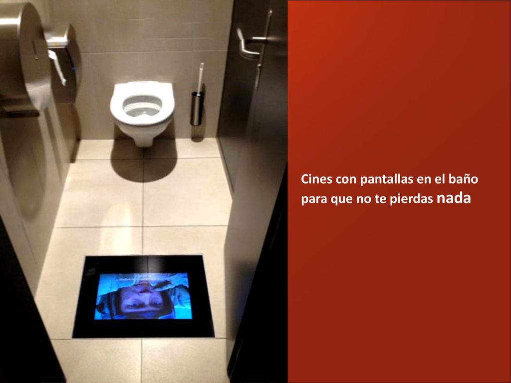 Cines con pantallas en el baño para que no te pierdas nada