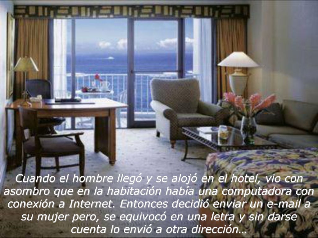 Cuando el hombre llegó y se alojó en el hotel, vio con asombro que en la habitación había una computadora con conexión a Internet.