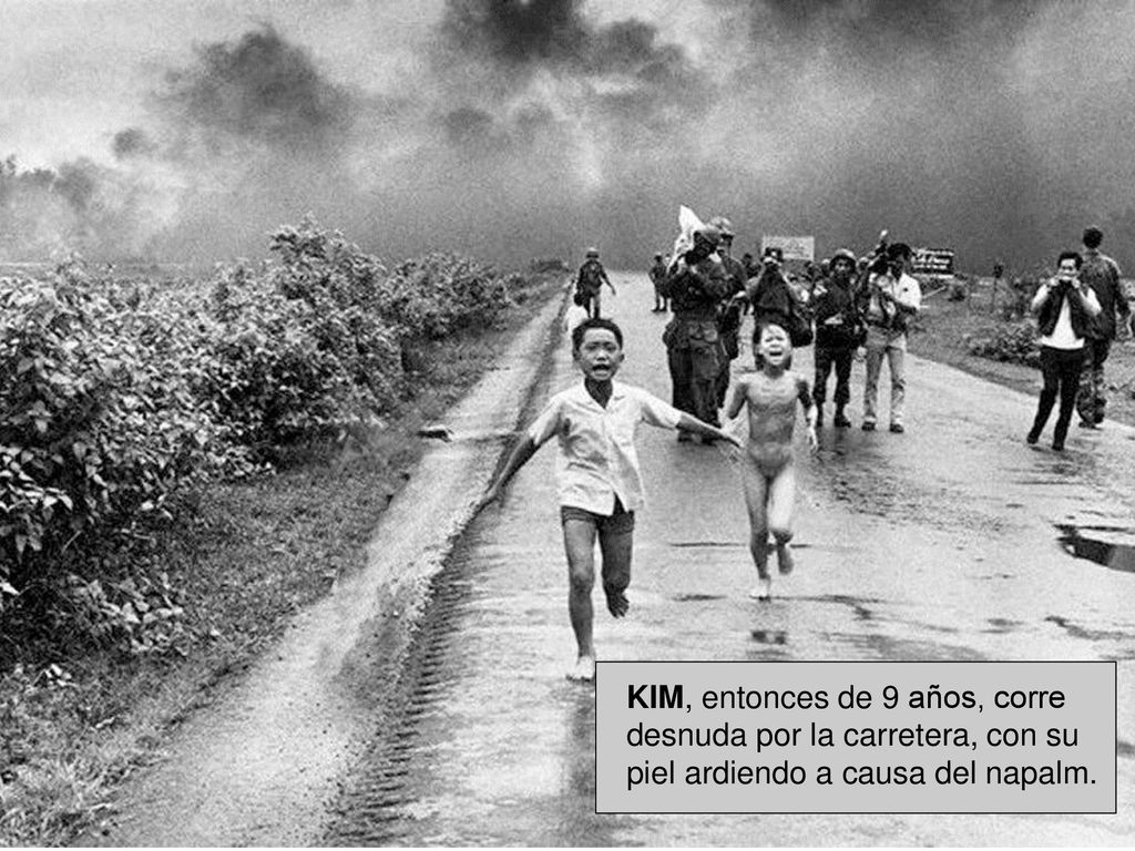 KIM, entonces de 9 años, corre desnuda por la carretera, con su piel ardiendo a causa del napalm.