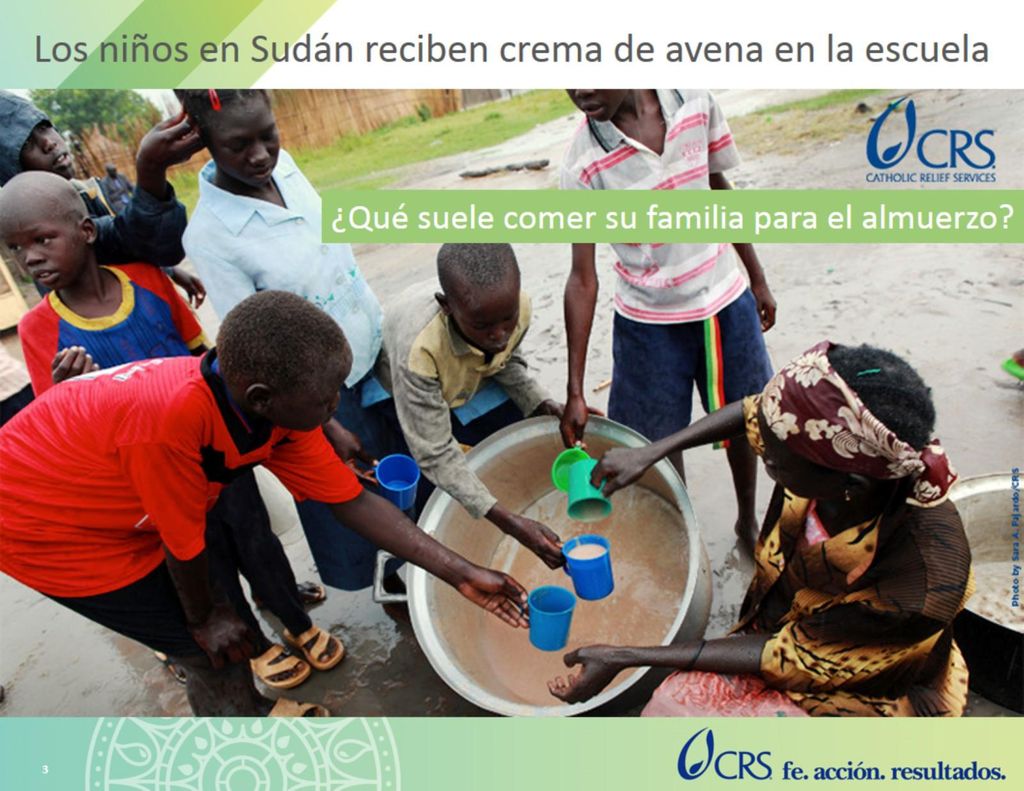 Los niños en la escuela Little Angels (Pequeños ángeles) en Sudán reciben sus tazas de crema de avena en sus aulas.