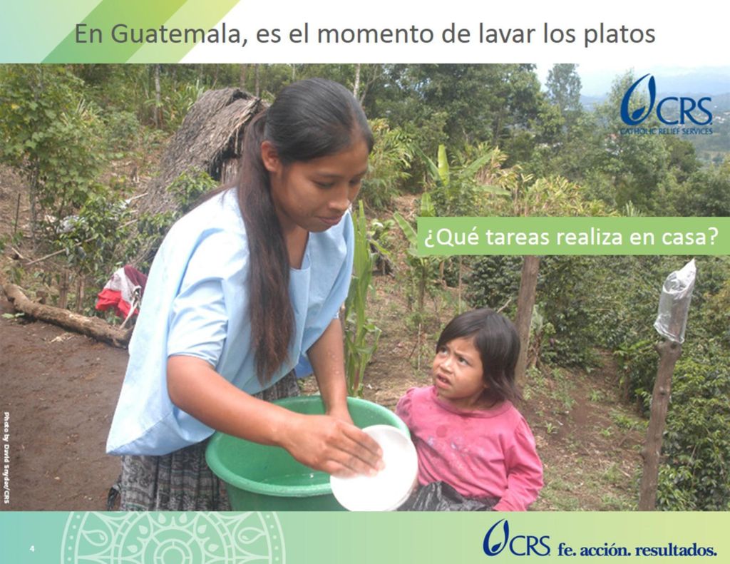 Una mujer lava los platos después del almuerzo en una aldea de Guatemala.