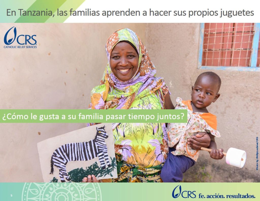 Cuidadores fuera de Geita, Tanzania, están aprendiendo a hacer juguetes con materiales locales y de bajo costo como parte del proyecto CRS THRIVE.