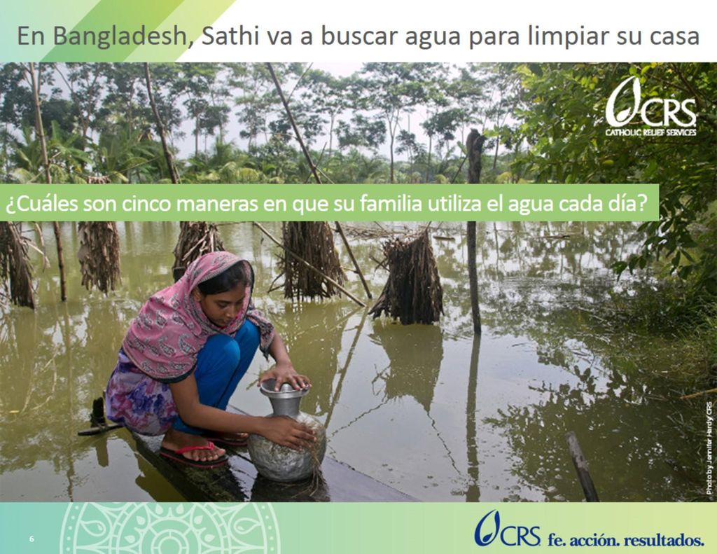 Sathi, de 12 años, lleva el agua para la limpieza de un estanque cercano.