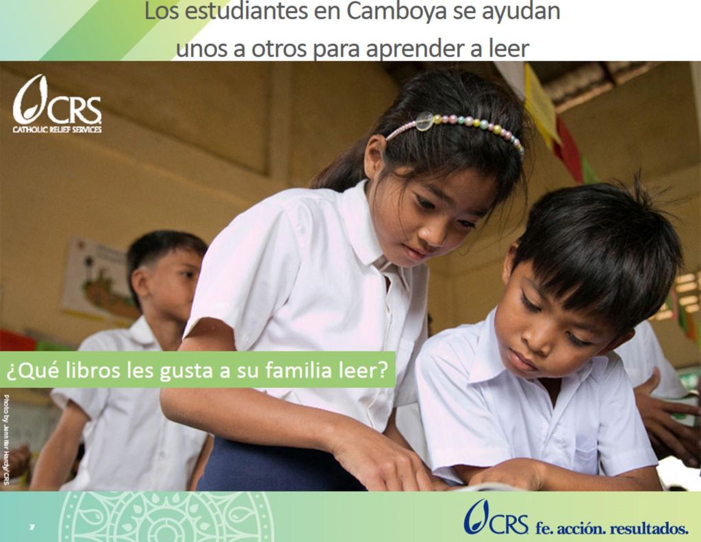 Romduol Kruy (con diadema de cuentas), de 11 años, ha sido sordomuda desde una fiebre cuando era una niña pequeña. Ella ha estado asistiendo a la escuela este año por primera vez, cuando CRS comenzó a trabajar en la escuela primaria Banluong. Ella se sienta en la parte delantera del salón junto a Sovannary Try, de 10 años, quien ayuda a Romduol a entender lo que está sucediendo en la clase y la anima a responder a las preguntas lo más posible. Además de capacitar al maestro de Romduol en cómo incluirla en el salón de clases, CRS también trabaja con todos los estudiantes de la escuela para eliminar el estigma asociado con los niños con discapacidad. Sovannary ve su papel de ayudar a Romduol como un honor.