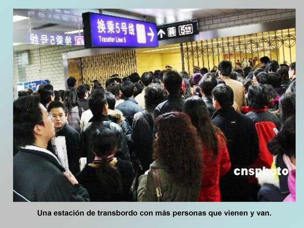 Una estación de transbordo con más personas que vienen y van.