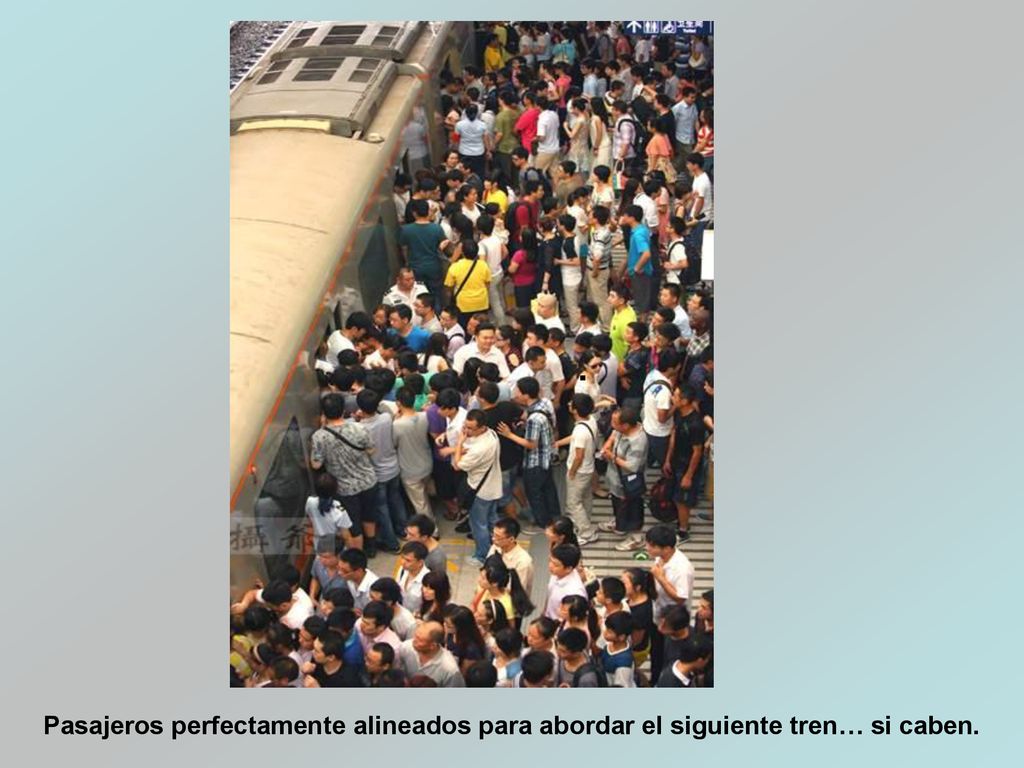 . Pasajeros perfectamente alineados para abordar el siguiente tren… si caben.