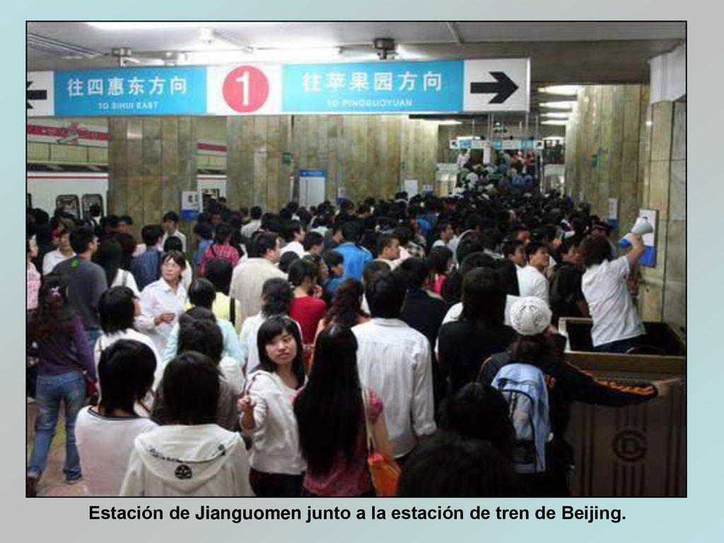 Estación de Jianguomen junto a la estación de tren de Beijing.