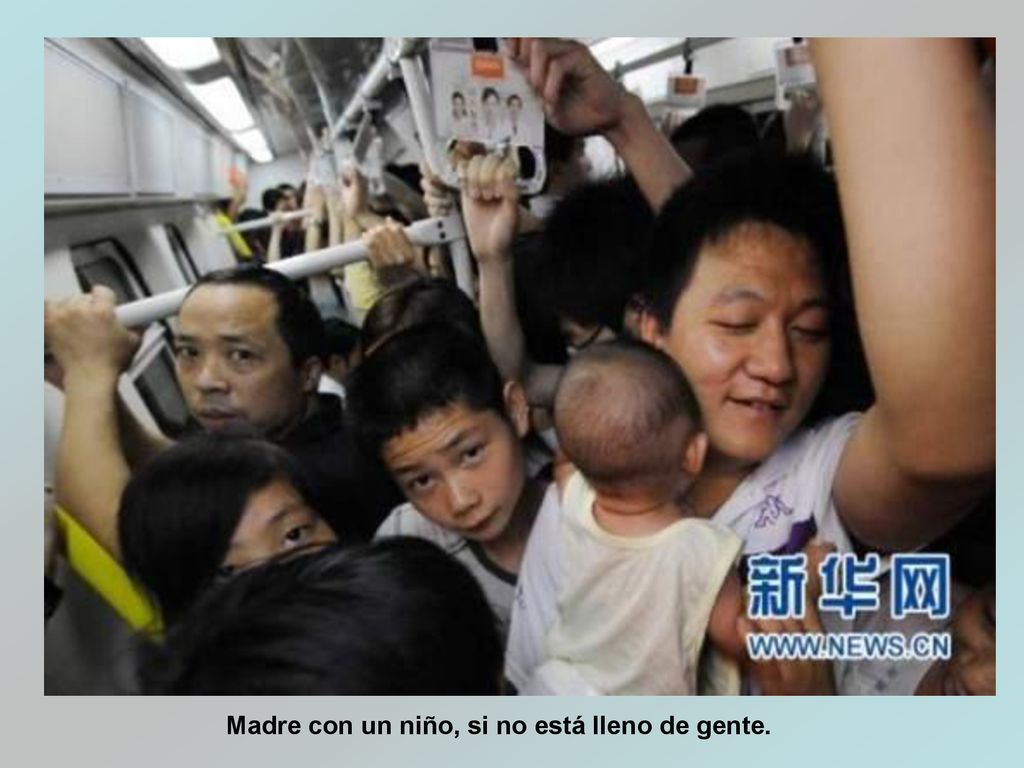 Madre con un niño, si no está lleno de gente.