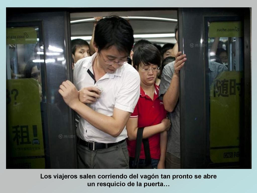 Los viajeros salen corriendo del vagón tan pronto se abre