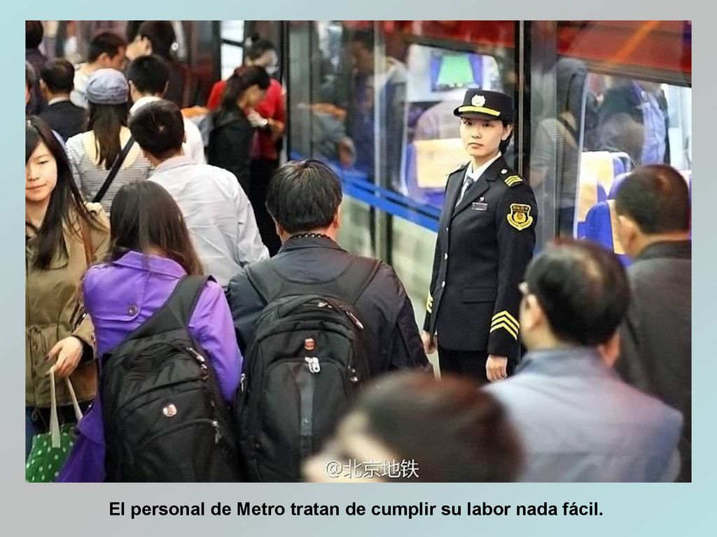 El personal de Metro tratan de cumplir su labor nada fácil.