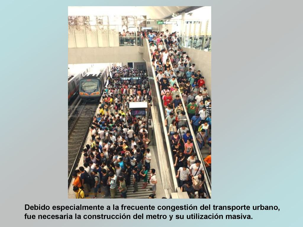 Debido especialmente a la frecuente congestión del transporte urbano, fue necesaria la construcción del metro y su utilización masiva.