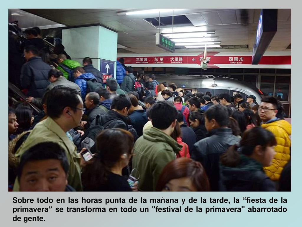 Sobre todo en las horas punta de la mañana y de la tarde, la fiesta de la primavera se transforma en todo un festival de la primavera abarrotado de gente.