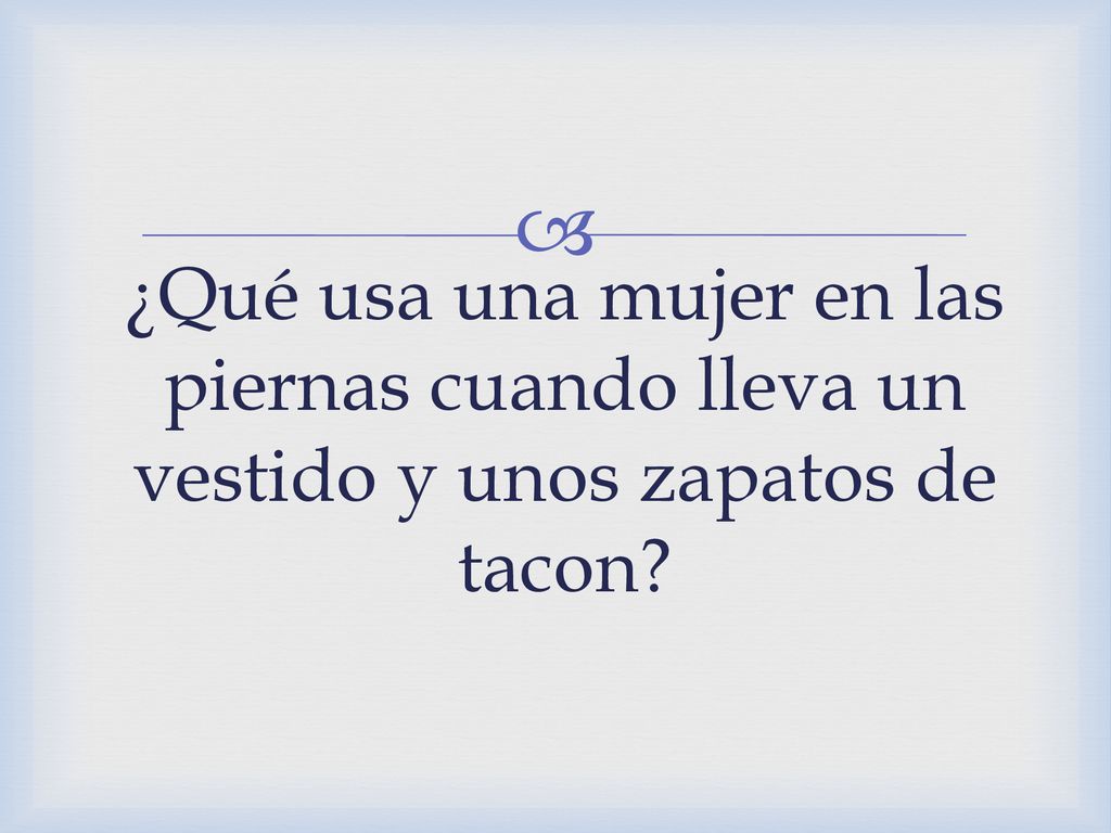 ¿Qué usa una mujer en las piernas cuando lleva un vestido y unos zapatos de tacon