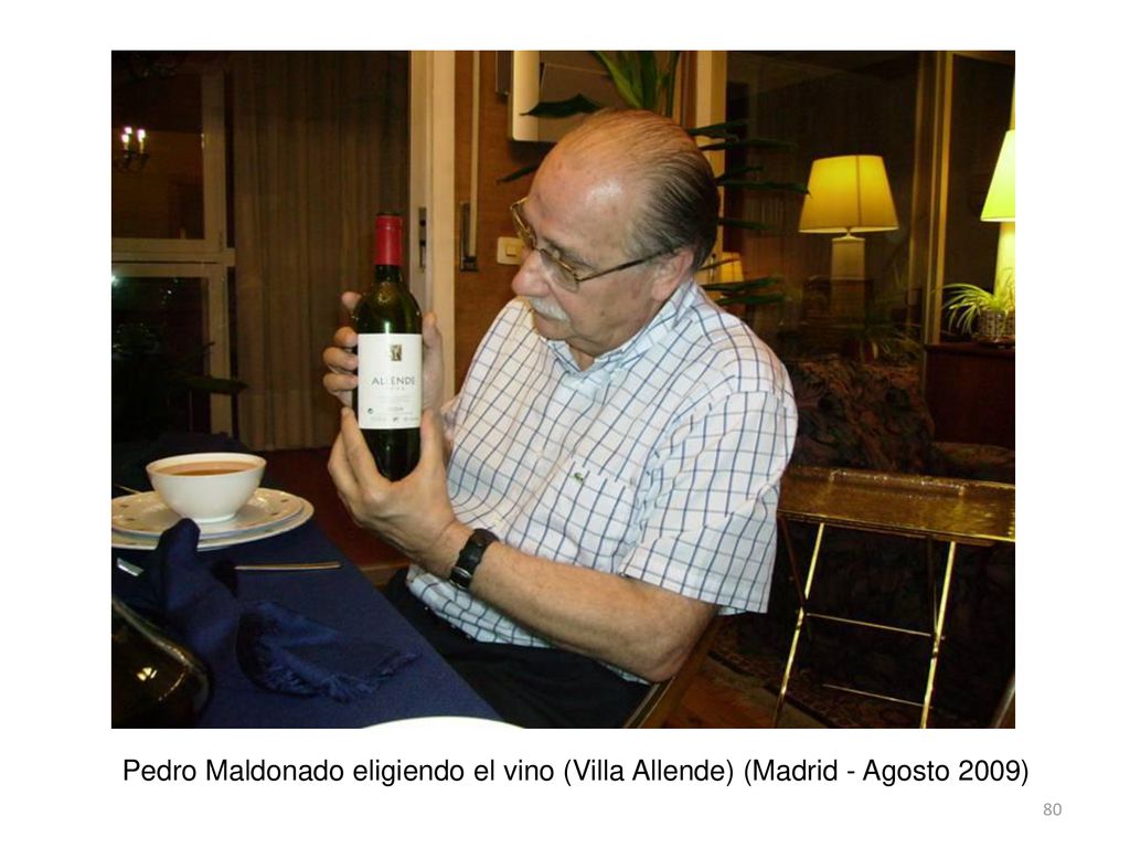 Pedro Maldonado eligiendo el vino (Villa Allende) (Madrid - Agosto 2009)