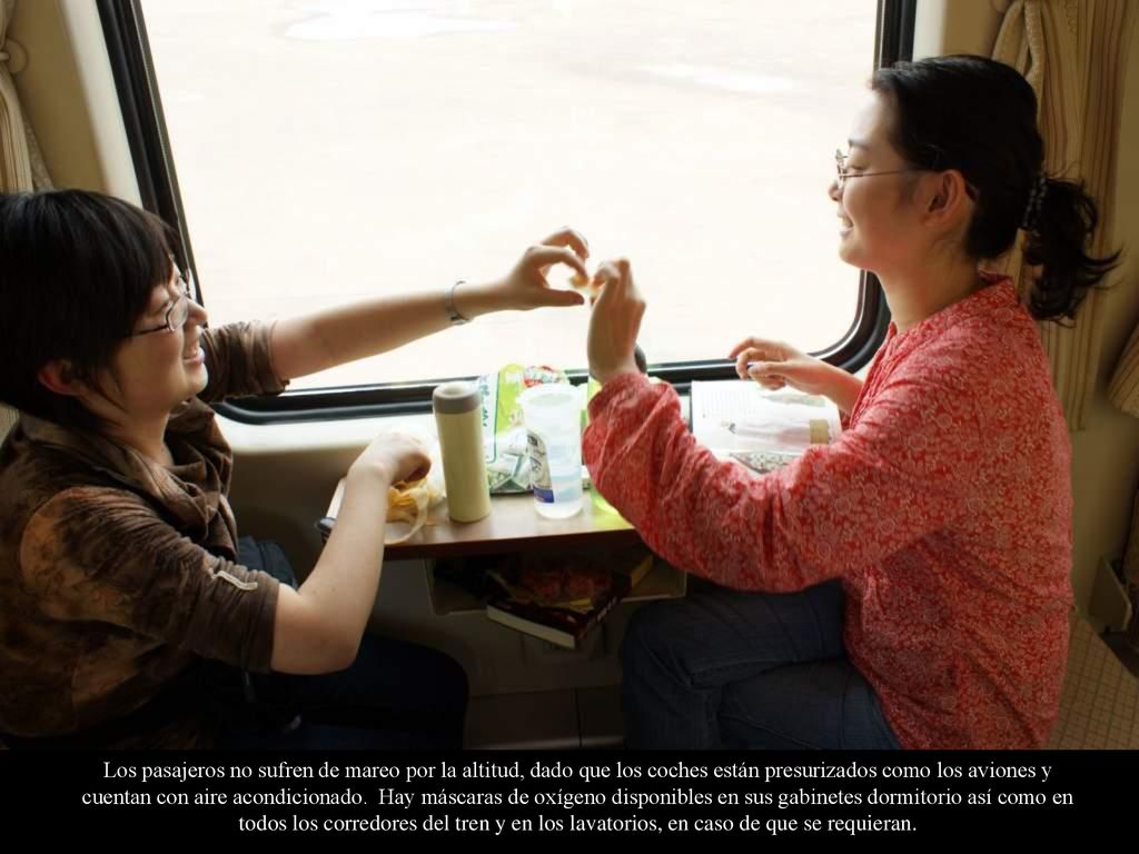 Los pasajeros no sufren de mareo por la altitud, dado que los coches están presurizados como los aviones y cuentan con aire acondicionado.