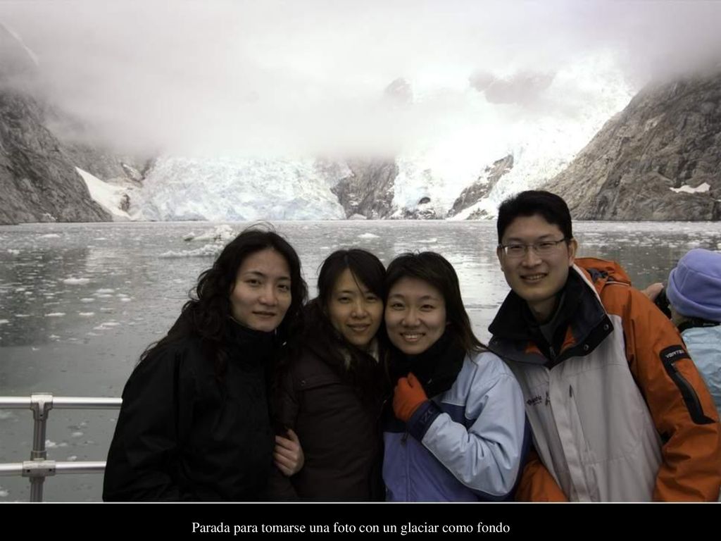 Parada para tomarse una foto con un glaciar como fondo