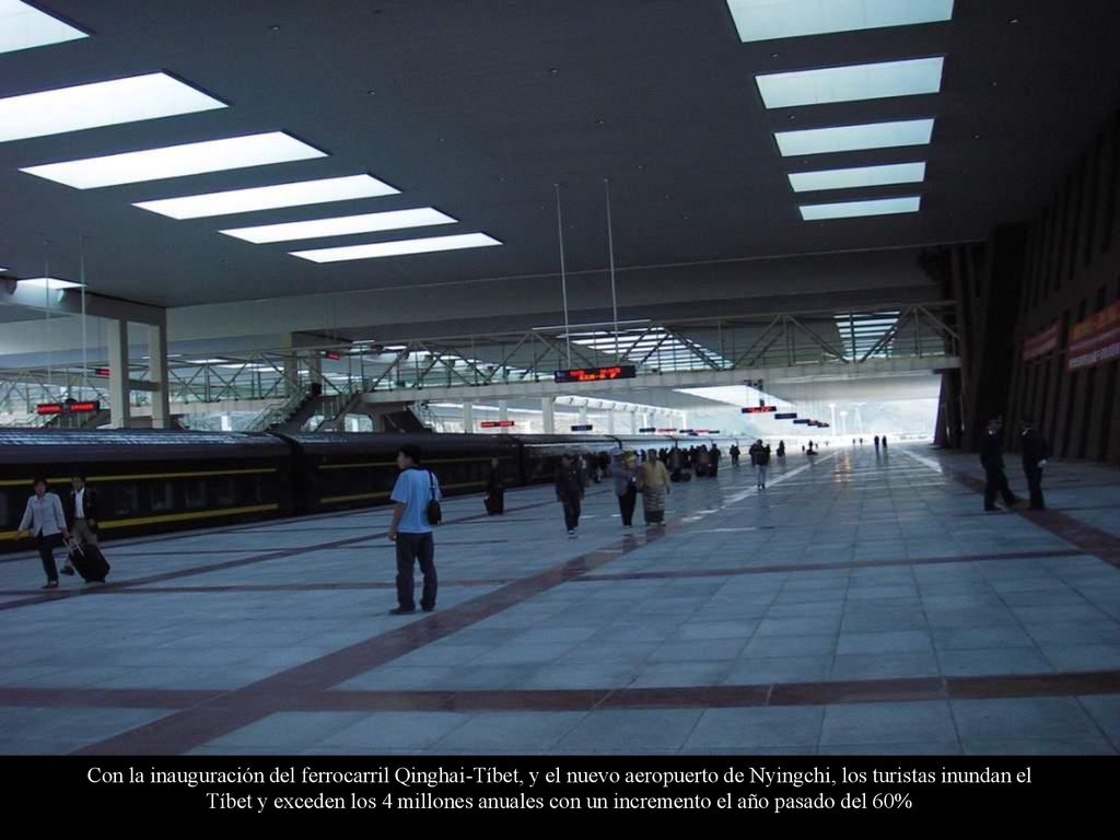 Con la inauguración del ferrocarril Qinghai-Tíbet, y el nuevo aeropuerto de Nyingchi, los turistas inundan el Tíbet y exceden los 4 millones anuales con un incremento el año pasado del 60%