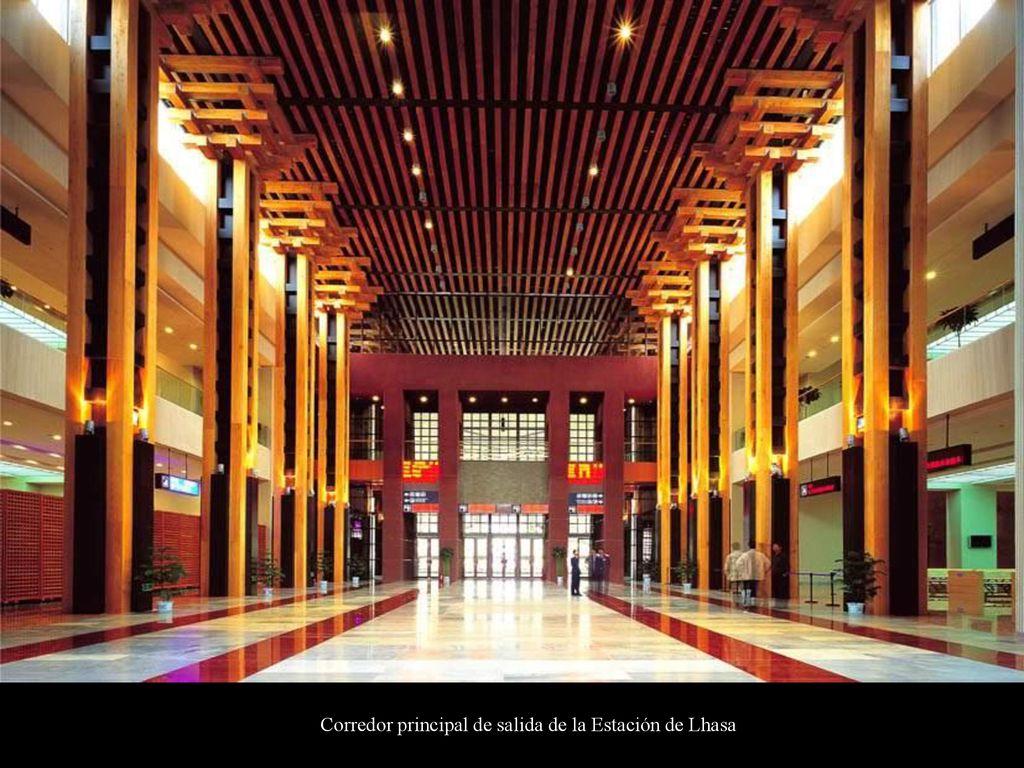 Corredor principal de salida de la Estación de Lhasa