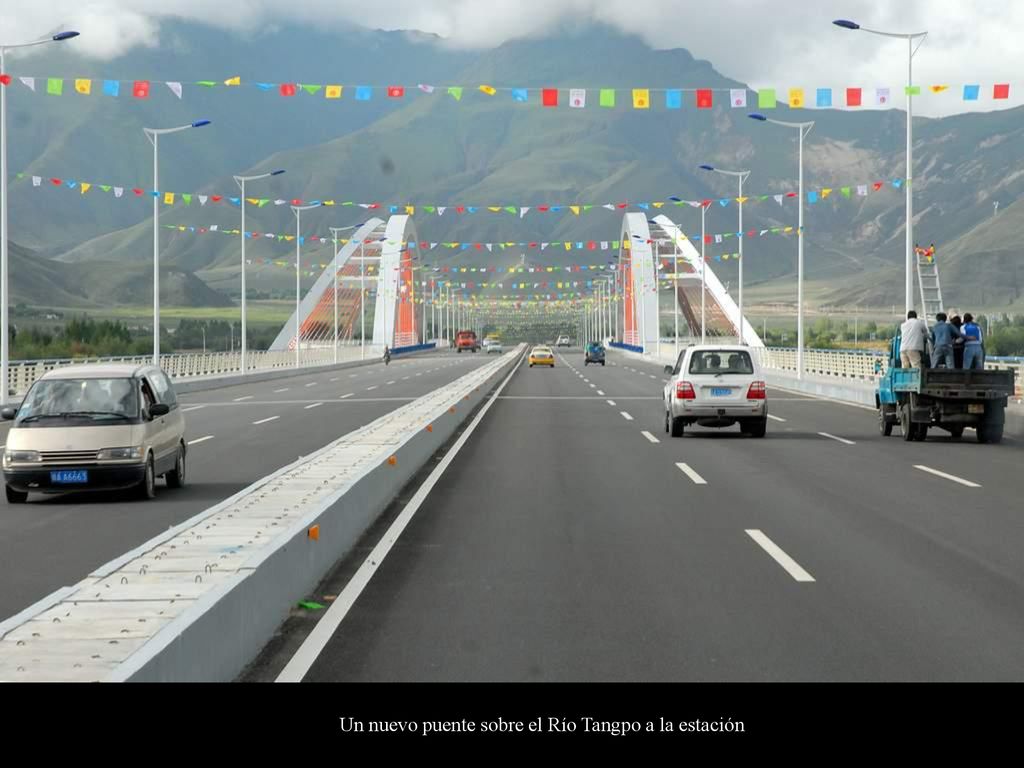 Un nuevo puente sobre el Río Tangpo a la estación