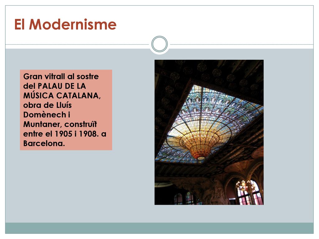 El Modernisme Gran vitrall al sostre del PALAU DE LA MÚSICA CATALANA, obra de Lluís Domènech i Muntaner, construït entre el 1905 i 1908.