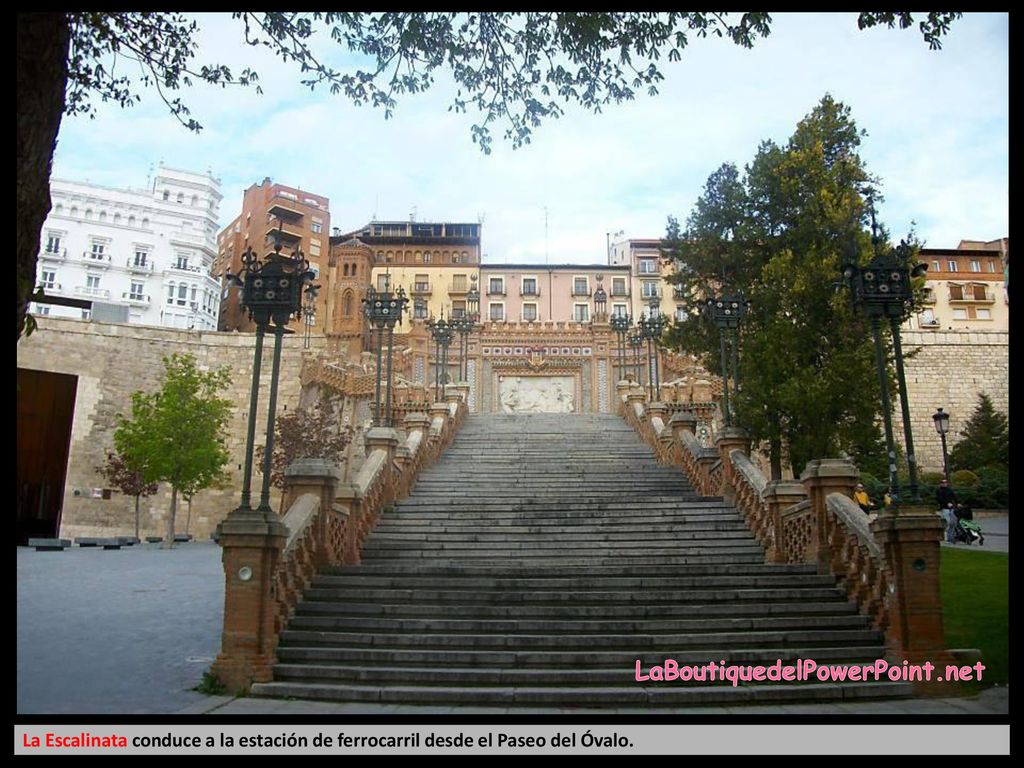 LaBoutiquedelPowerPoint.net La Escalinata conduce a la estación de ferrocarril desde el Paseo del Óvalo.