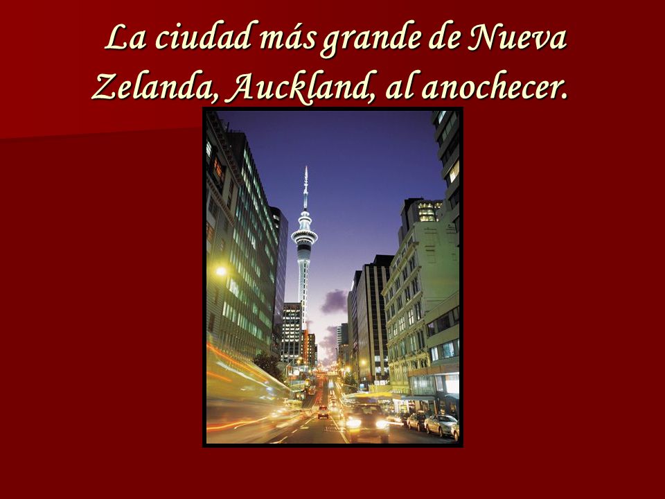 La ciudad más grande de Nueva Zelanda, Auckland, al anochecer.