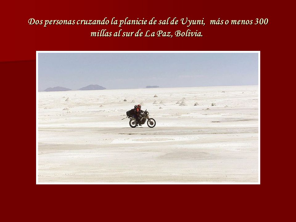 Dos personas cruzando la planicie de sal de Uyuni, más o menos 300 millas al sur de La Paz, Bolivia.