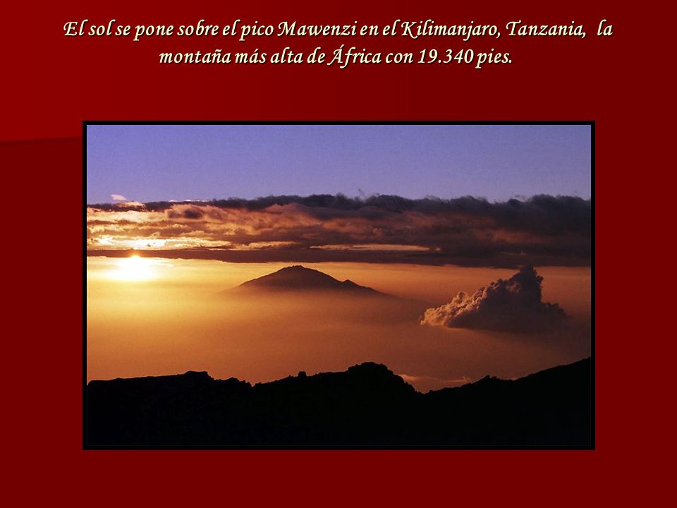 El sol se pone sobre el pico Mawenzi en el Kilimanjaro, Tanzania, la montaña más alta de África con pies.