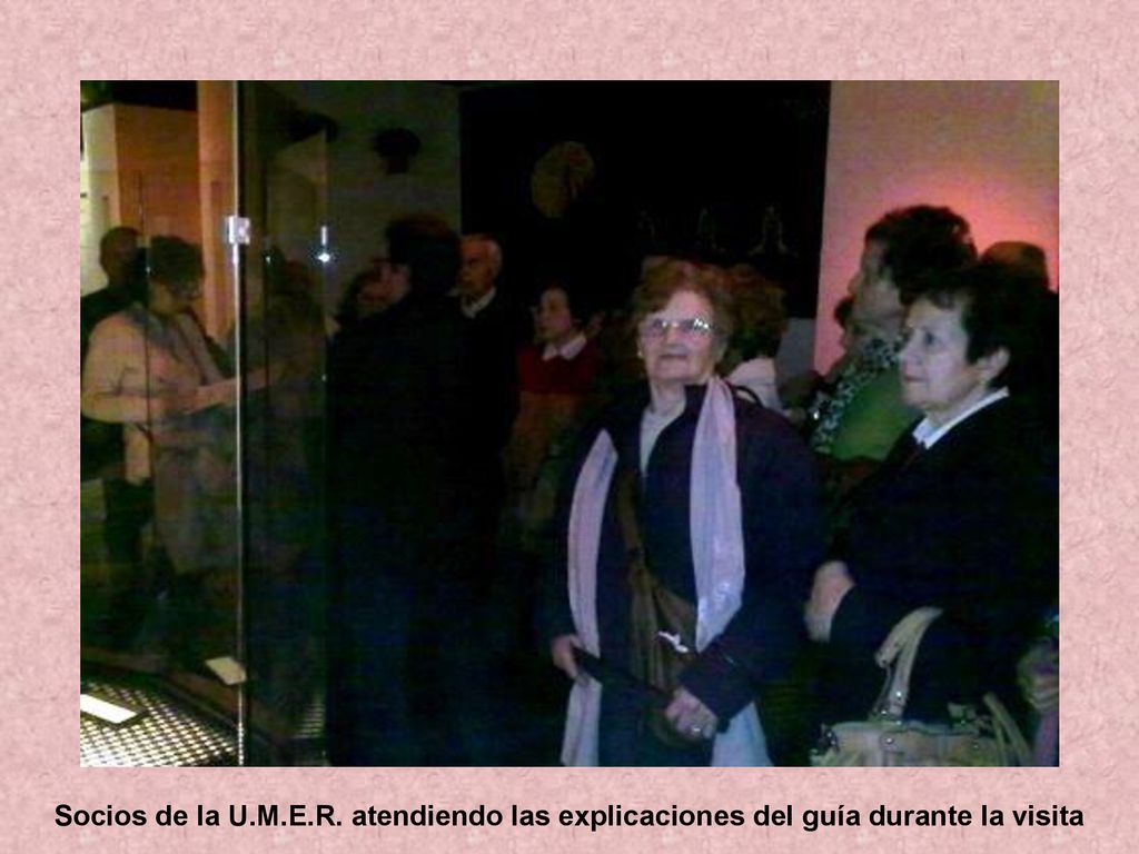 Socios de la U.M.E.R. atendiendo las explicaciones del guía durante la visita