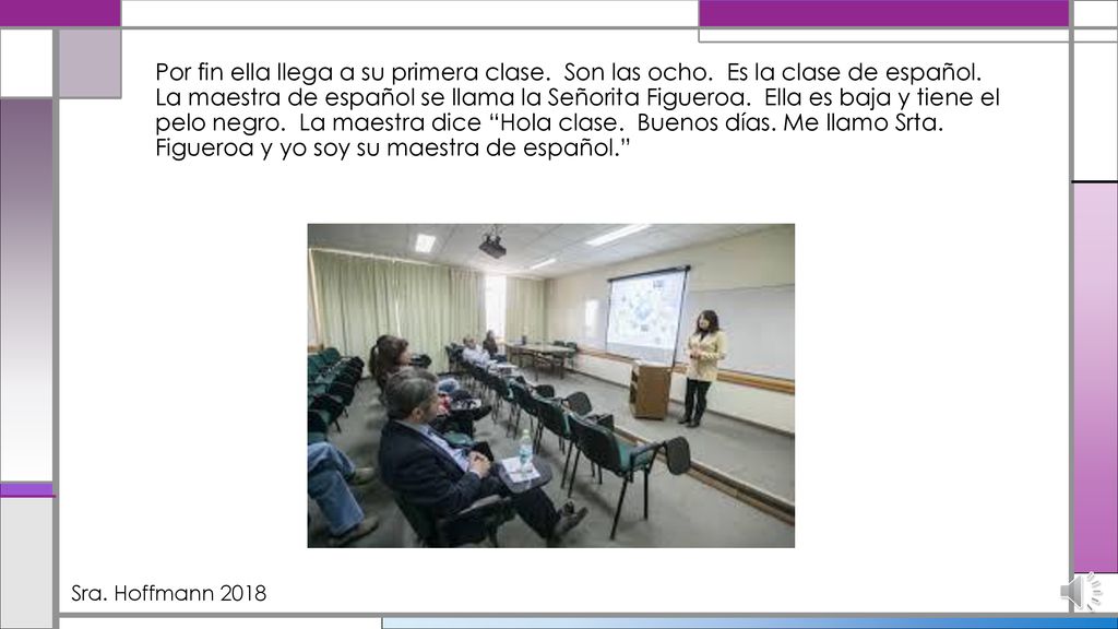 Por fin ella llega a su primera clase. Son las ocho