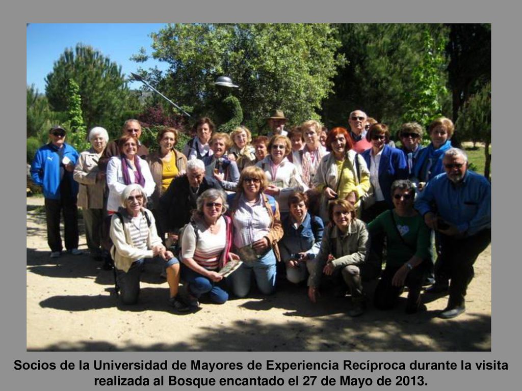 Socios de la Universidad de Mayores en el día de la visita realizada al Bosque encantado el 27 de Mayo de 2013