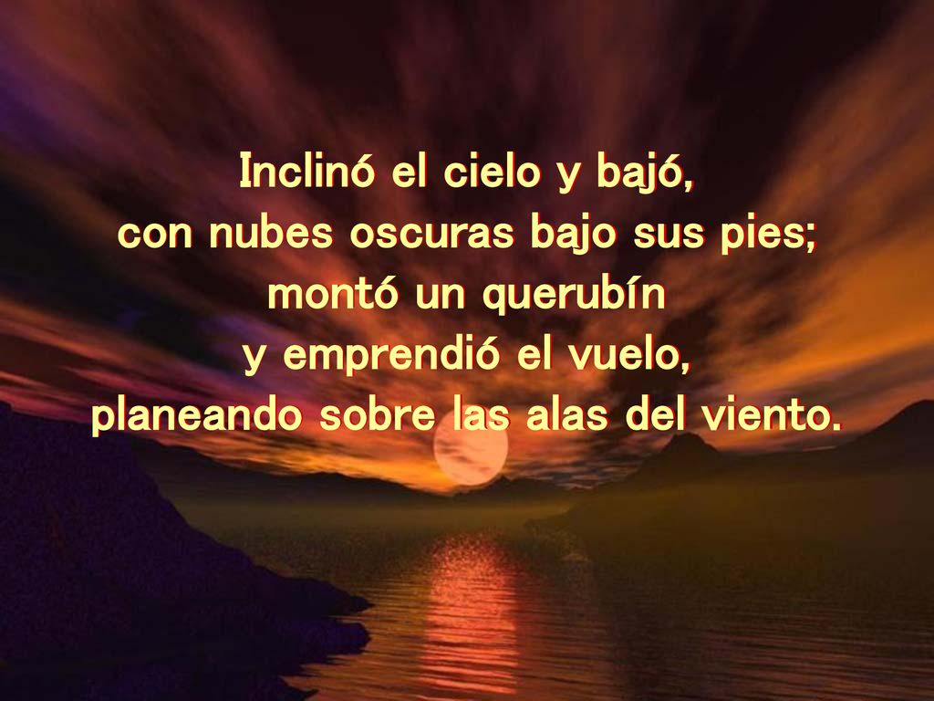 con nubes oscuras bajo sus pies; planeando sobre las alas del viento.