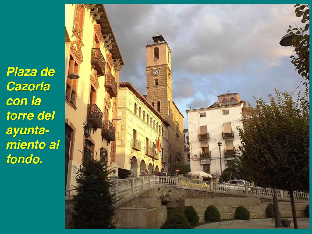 Plaza de Cazorla con la torre del ayunta-miento al fondo.