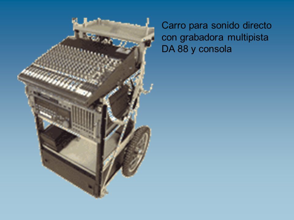 Carro para sonido directo con grabadora multipista DA 88 y consola