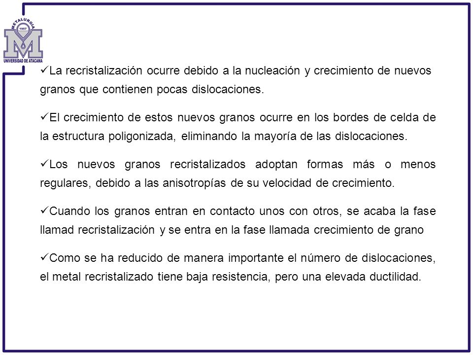 La recristalización ocurre debido a la nucleación y crecimiento de nuevos granos que contienen pocas dislocaciones.