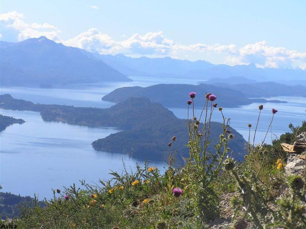 San Carlos De Bariloche על חוף אגם Nahuel Huapi (100 ק מ אורכו).