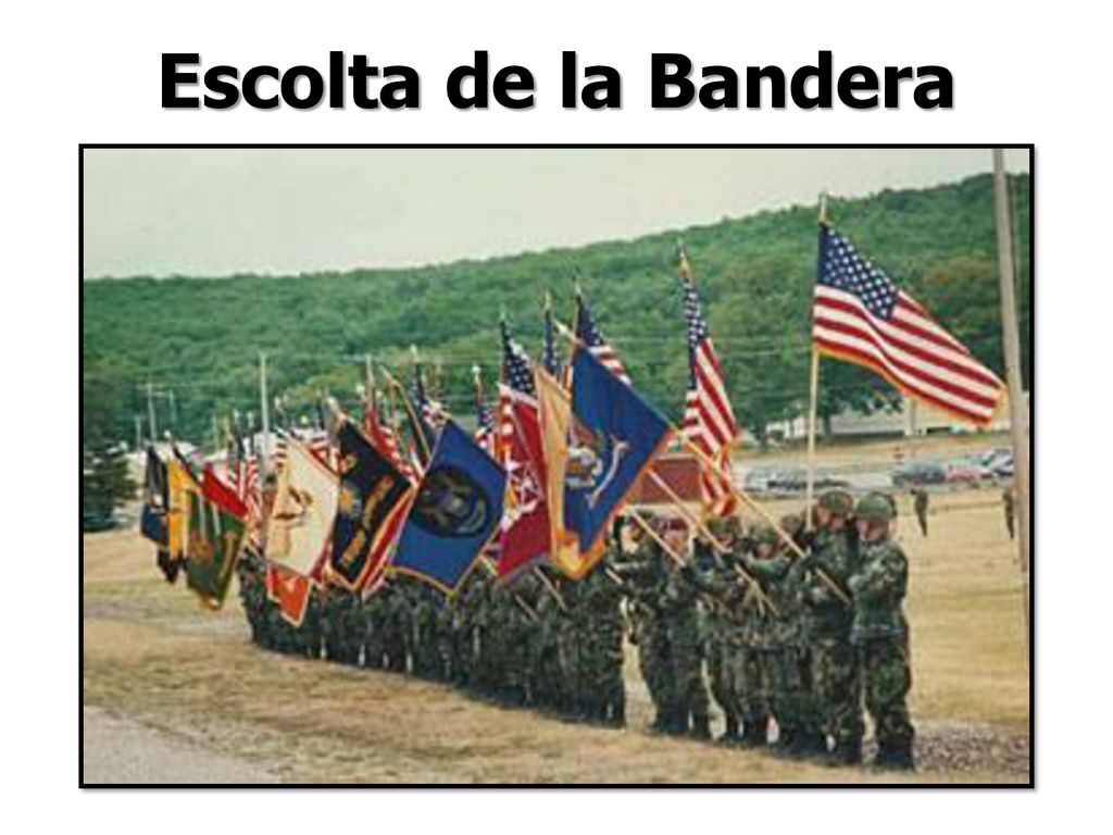 Escolta de la Bandera Fíjese que la bandera nacional no se baja.