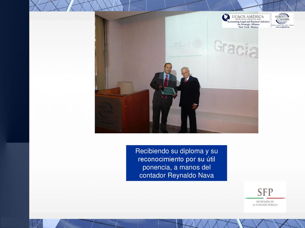 Recibiendo su diploma y su reconocimiento por su útil ponencia, a manos del contador Reynaldo Nava