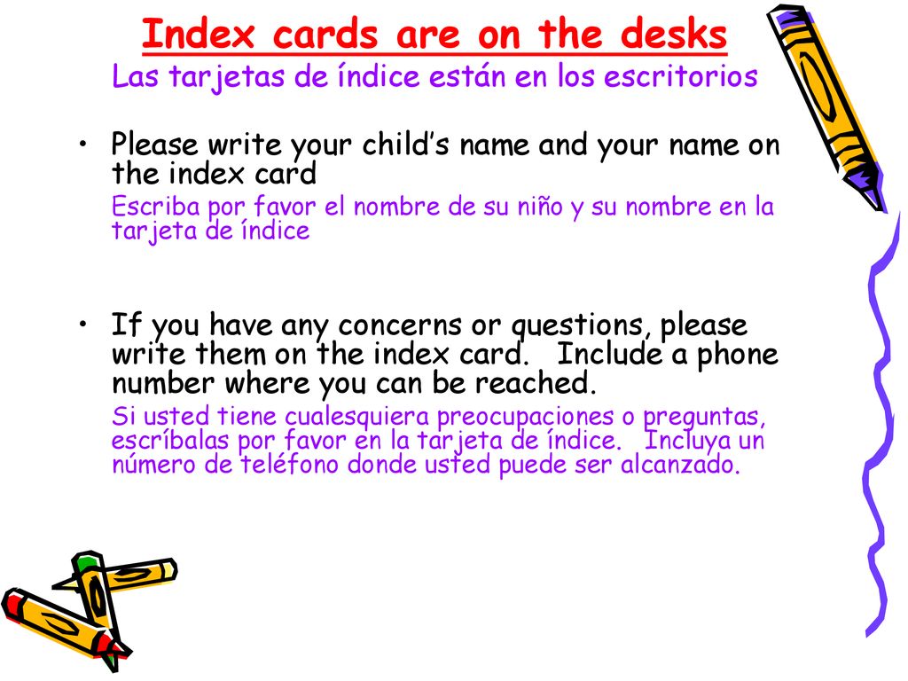 Index cards are on the desks Las tarjetas de índice están en los escritorios