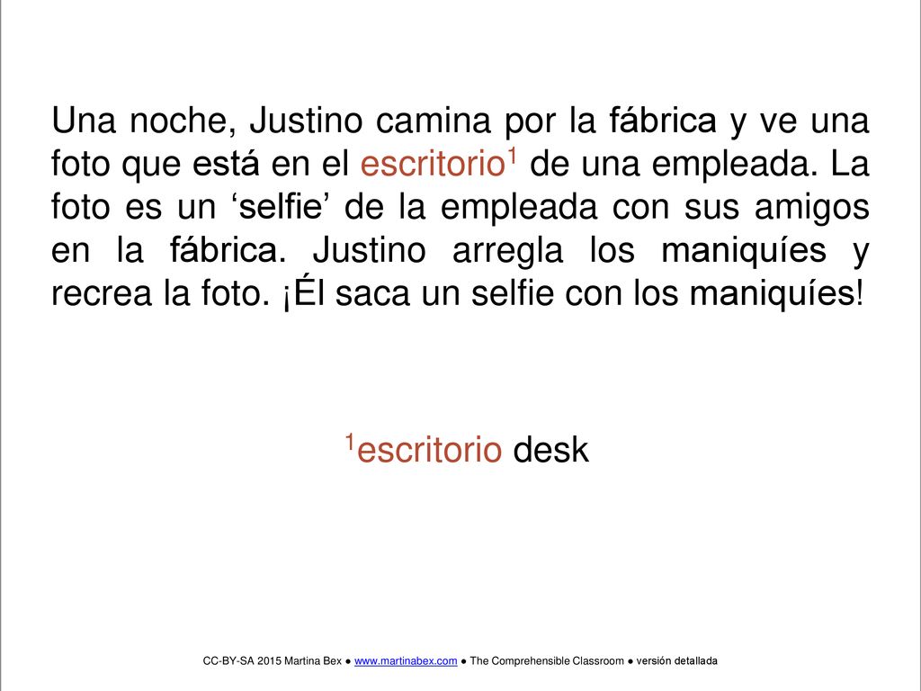 Una noche, Justino camina por la fábrica y ve una foto que está en el escritorio1 de una empleada. La foto es un ‘selfie’ de la empleada con sus amigos en la fábrica. Justino arregla los maniquíes y recrea la foto. ¡Él saca un selfie con los maniquíes!
