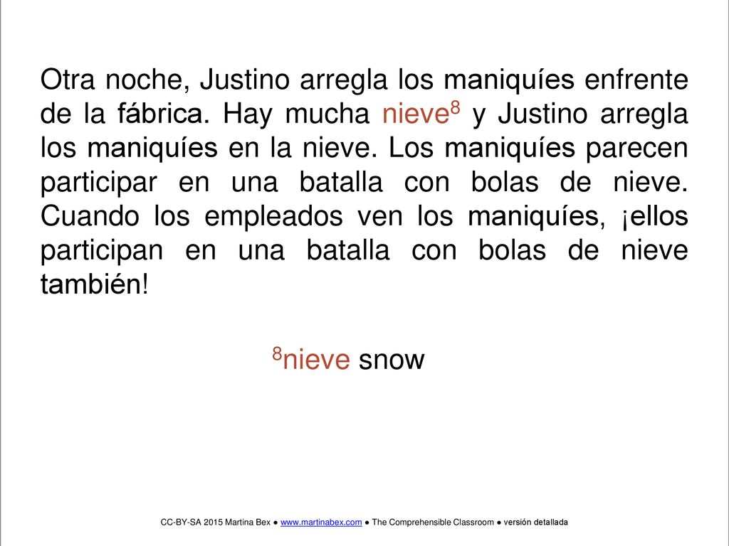 Otra noche, Justino arregla los maniquíes enfrente de la fábrica