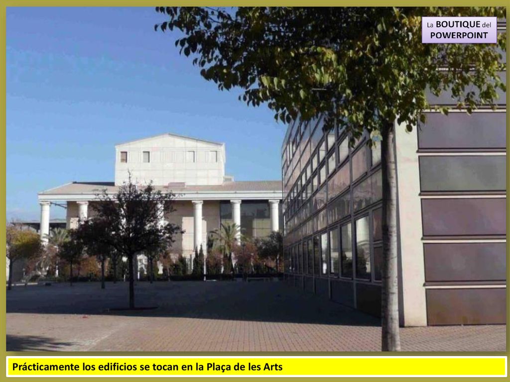 Prácticamente los edificios se tocan en la Plaça de les Arts