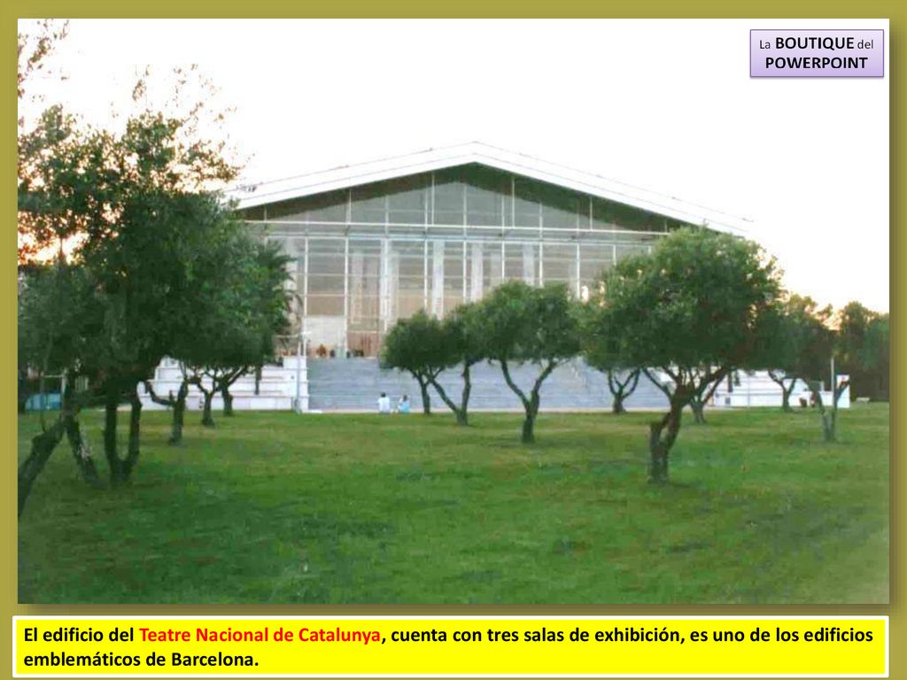 El edificio del Teatre Nacional de Catalunya, cuenta con tres salas de exhibición, es uno de los edificios emblemáticos de Barcelona.