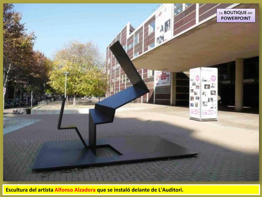 Escultura del artista Alfonso Alzadora que se instaló delante de L Auditori.